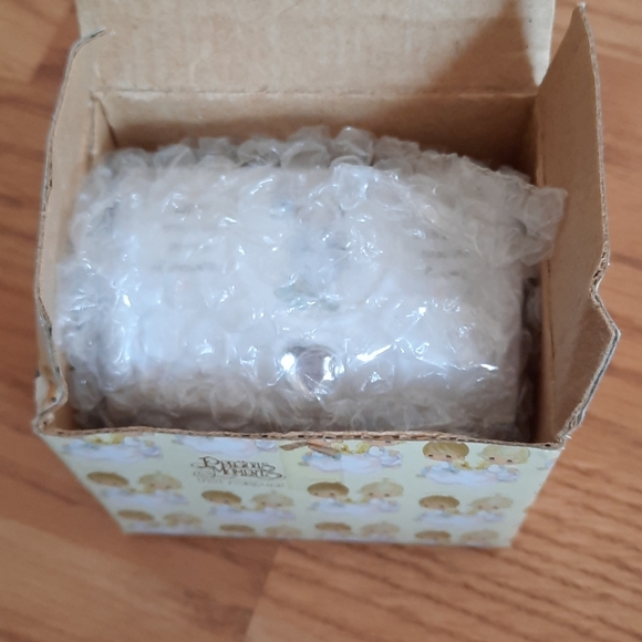 New in box Precious moments April Hopechest - Picture 5 of 6